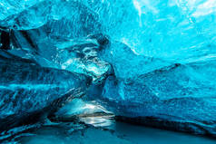 在冰岛冰川下的蓝色的冰洞