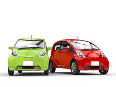 绿色和红色的小经济电动汽车并排