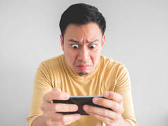 震惊亚洲人玩手机游戏在他的智能手机.