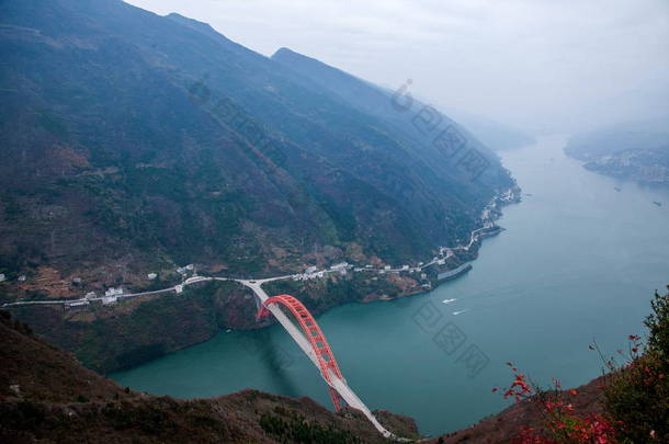 <strong>重庆</strong>市巫山县文峰森林公园俯瞰巫山<strong>长江大桥</strong>和巫山县