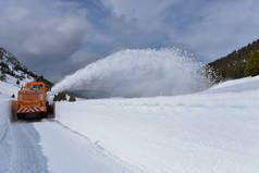 领导过积雪的路上积雪清除工具