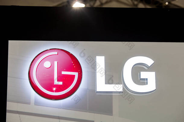 Lg 公司徽标在墙上。Lg 是韩国的砾岩跨国公司