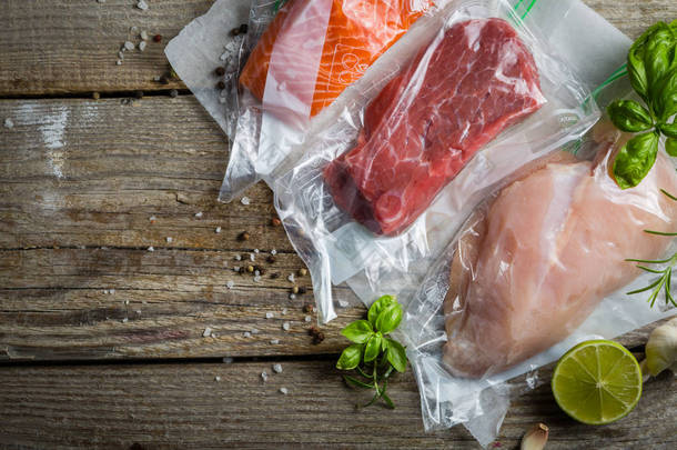 牛肉、 鸡肉和真空塑料袋苏鲑鱼烹饪