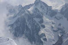 靠近勃朗峰，夏蒙尼，瑞士阿尔卑斯山风景的视图