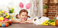 复活节快乐 ！快乐有趣的孩子女孩玩小兔子