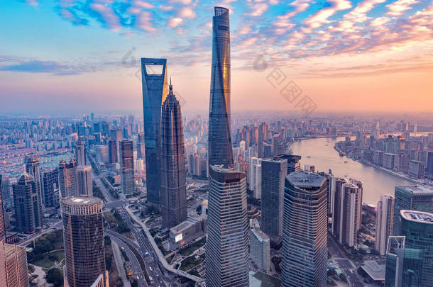 在日落的时候上海城市中心鸟瞰图.