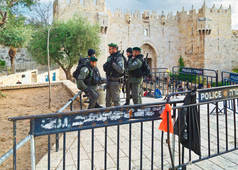 警务人员在执勤大马士革 Nachem Gate 附近老 cit