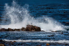 波浪拍击岩石
