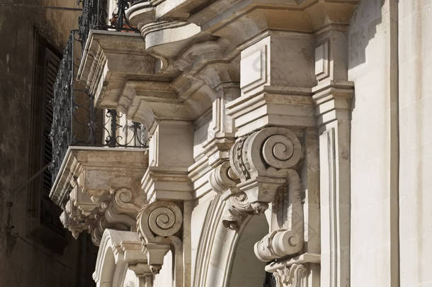 意大利、 西西里、 Scicli （古沙省）、 巴洛克凤鸣穆索 Iacono 宫立面和阳台 （十九世纪)