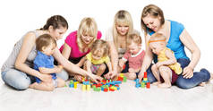 母亲和孩子玩玩具，宝宝玩积木的组