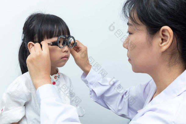 亚洲小中国女孩做眼睛检查由 ophthalmolog