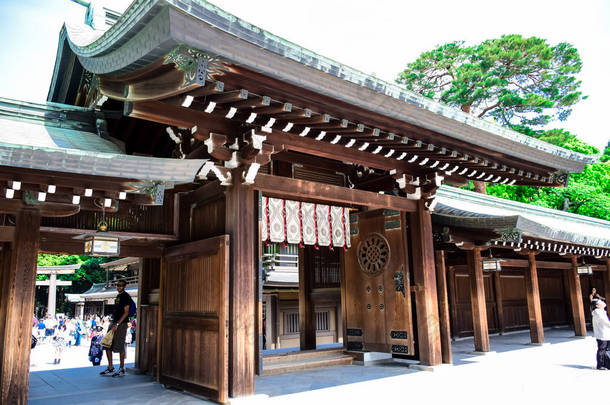日本东京： 日本风格的大门位于东京涩谷的<strong>明治</strong>神宫