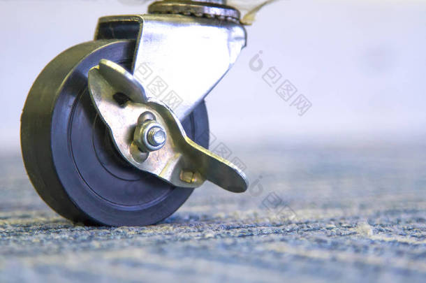 地毯上的黑色小橡胶轮.