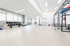 现代健身房健身中心的设备和机器