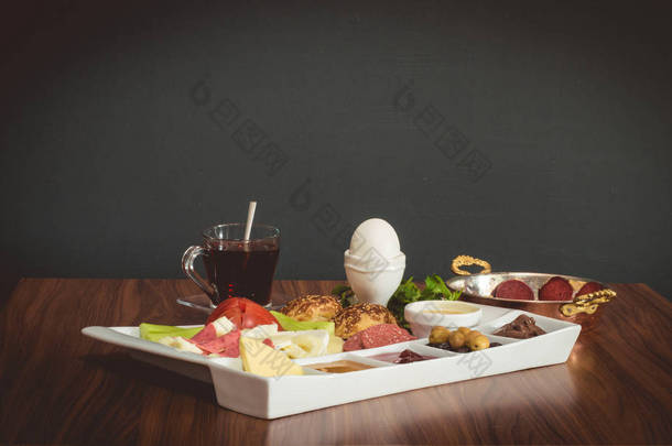 传统土耳其早餐木制的桌子上黑色背景