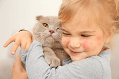 小女孩与红疹拥抱宠物, 特写, 对猫过敏的概念