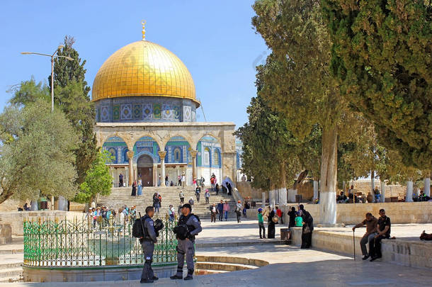 以色列<strong>警</strong>察和穆斯林在圆顶清真寺，耶路撒冷<strong>入</strong>口处
