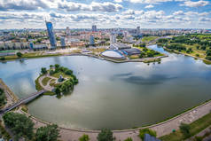 鸟瞰图，明斯克，白俄罗斯的城市景观。盛夏时节，日落的时候。Nyamiha，Nemiga 区