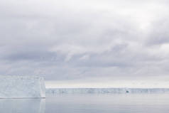 冰山漂浮在斯瓦尔巴群岛极地海斯匹次卑尔根，挪威