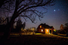 银河系中夜满天星辰在木制的乡间别墅