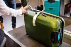 扫描在机场检查在行李上的标签的女人