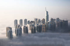 世界最高的摩天大楼在浓雾在一个冬天的早晨.