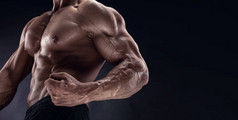 男性健美运动员显示肌肉身体