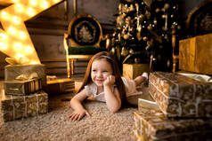 在圣诞夜一个小女孩在等待圣诞老人.