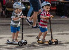 两个小男孩在四轮滑板车, 悉尼澳大利亚.