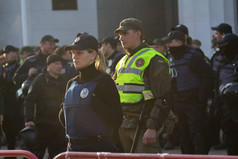 基辅, 乌克兰-2018年10月18日: 警察妇女站在警戒线守卫议会大楼