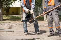 道路维修。工作的详细信息，工人倒树脂道表面覆盖沥青