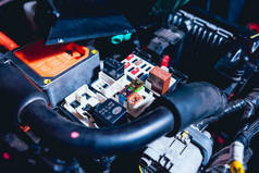 开敞蓬的电动车。电动车发动机的详细信息。电池.