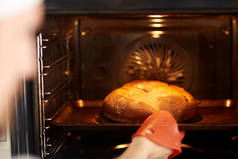 新鲜出炉的面食面包被取出烤箱