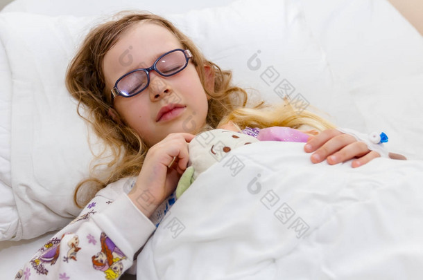 学龄前儿童躺在病房的病床上生病