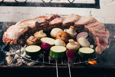 近距离观看美味肉类蔬菜烧烤准备
