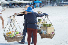 海滩贸易商在沙美岛, 泰国, 街头食品