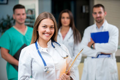 诊所、 职业、 人、 卫生保健和医学概念 — — 快乐组的医务人员或医生在医院走廊
