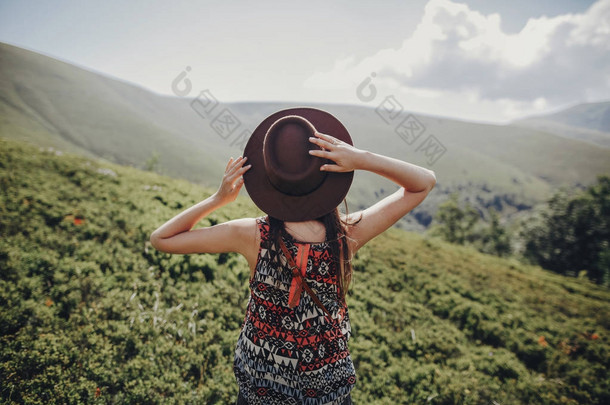 癖和旅游理念。时髦的<strong>旅行</strong>妇女在帽子看山。时髦的女孩在山顶上<strong>旅行</strong>, 举手。文本空间。<strong>大气</strong>矩