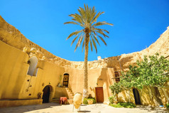 柏柏尔地下住宅的庭院。Matmata，突尼斯，北非