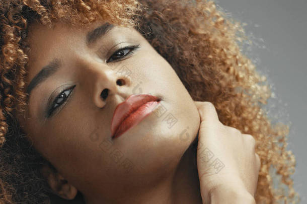 混合种族黑人女性与中性化妆肖像