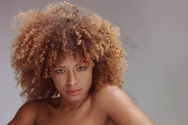 混合种族黑人<strong>女性</strong>与中性化妆肖像