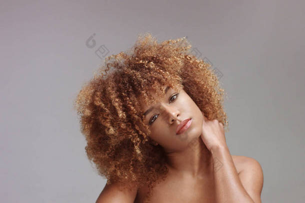 混合种族黑人女性与中性化妆肖像