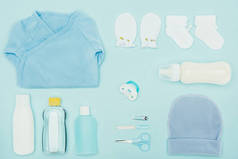蓝色的婴儿衣服和浴室配件的顶部视图