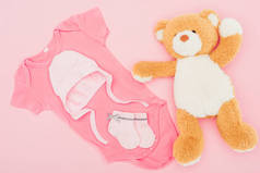 粉红色的婴儿衣服的泰迪熊的顶部视图