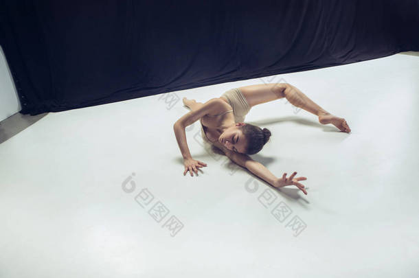 青少年舞蹈家离子白色地板背景.