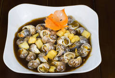 越南湄公河三角洲的特色食品--罗望子炒蜗牛。亚洲美食