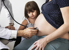 女儿怀孕的母亲, 而医生有监测腹部