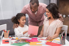 非洲裔美国人女儿显示父母母亲节贺卡素描