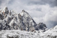 高山山脊在阿尔卑斯山。美丽的自然风景在冬天时间