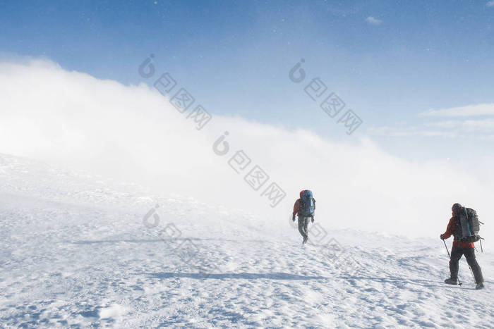 远足者 攀登雪山